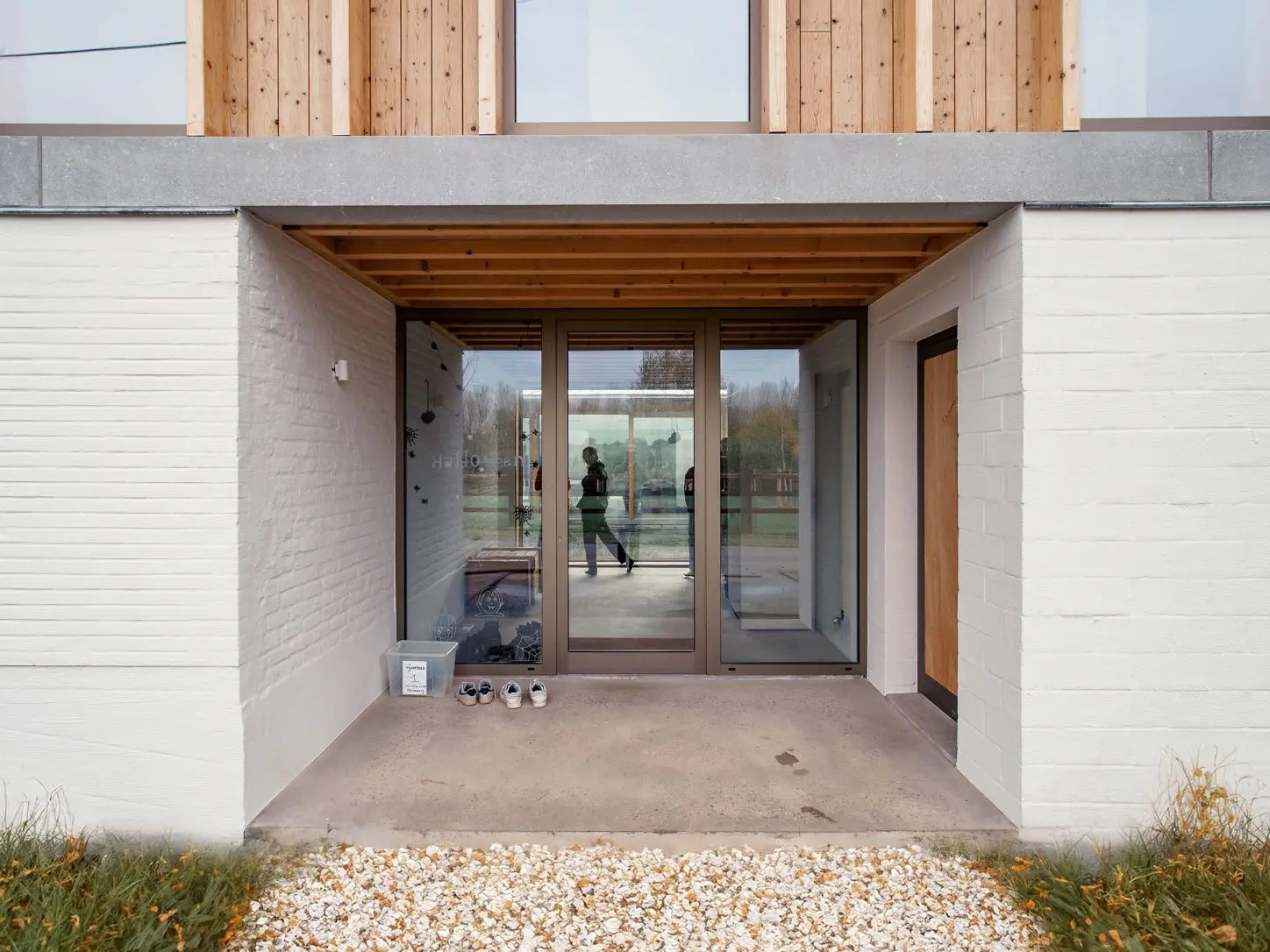 VIJVERHOEK Renovation and extension of a house in rural area, photo of central entrance