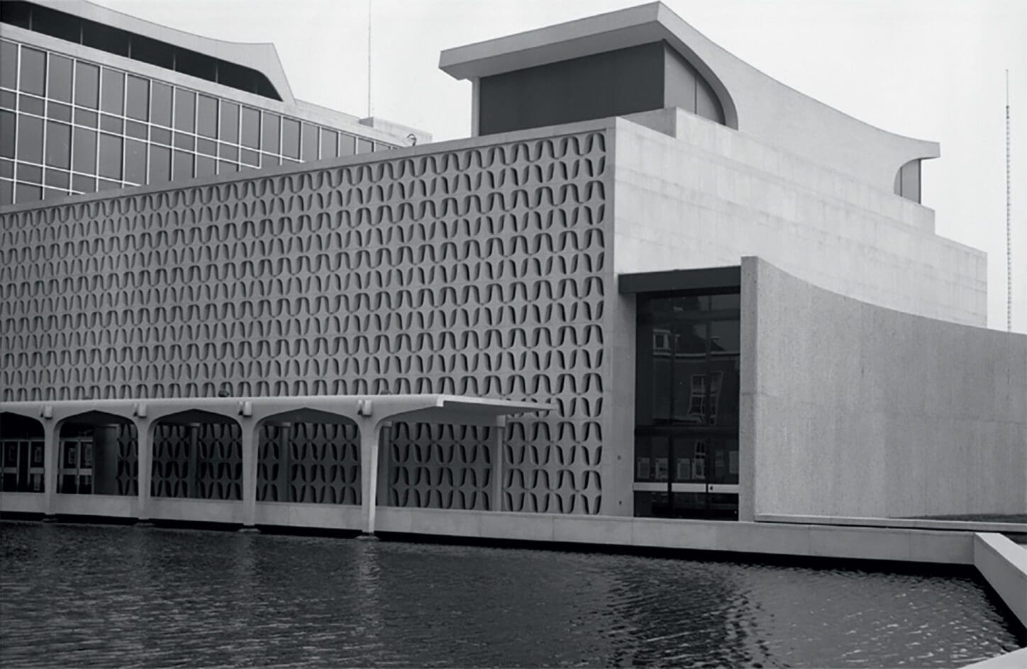 AUDERGHEM Renovation of the town hall and cultural centre, historical image of the modernistic complex with its original water mirrors