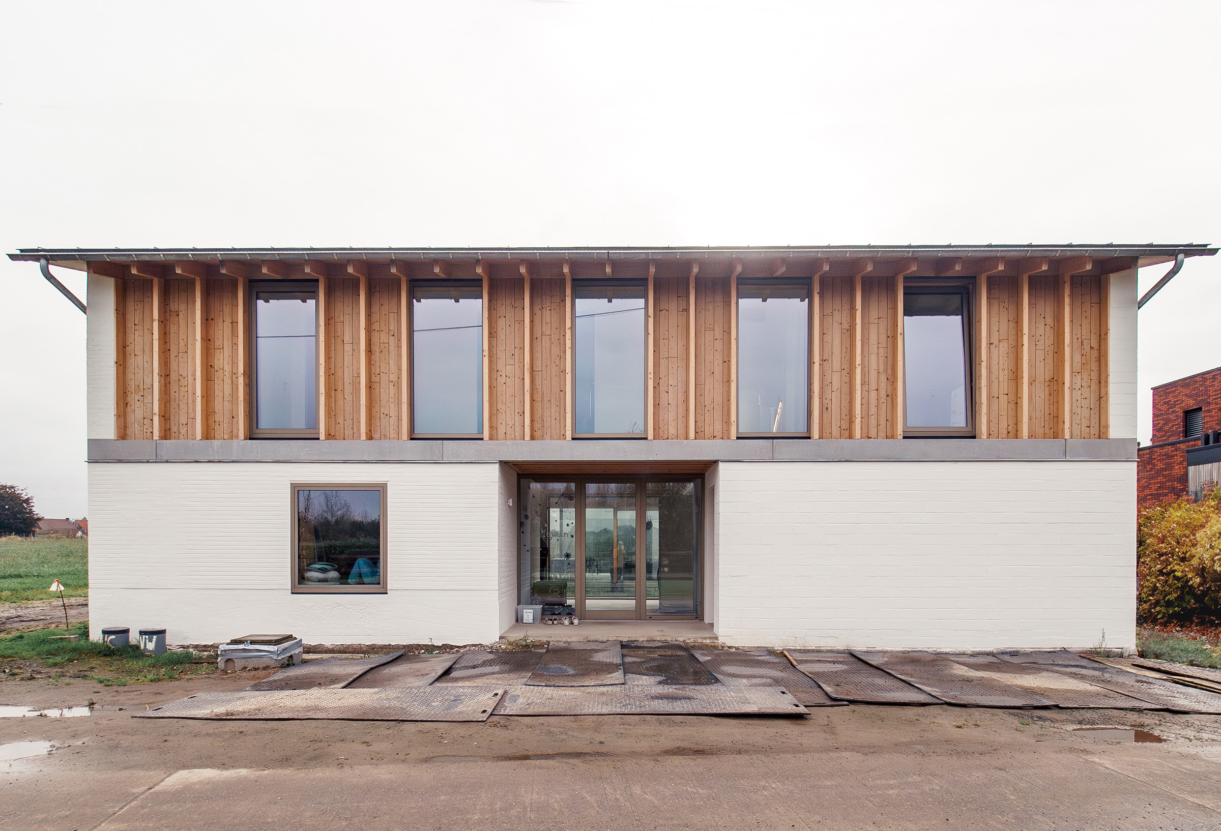 VIJVERHOEK Renovation and extension of a house in rural area, image of front facade