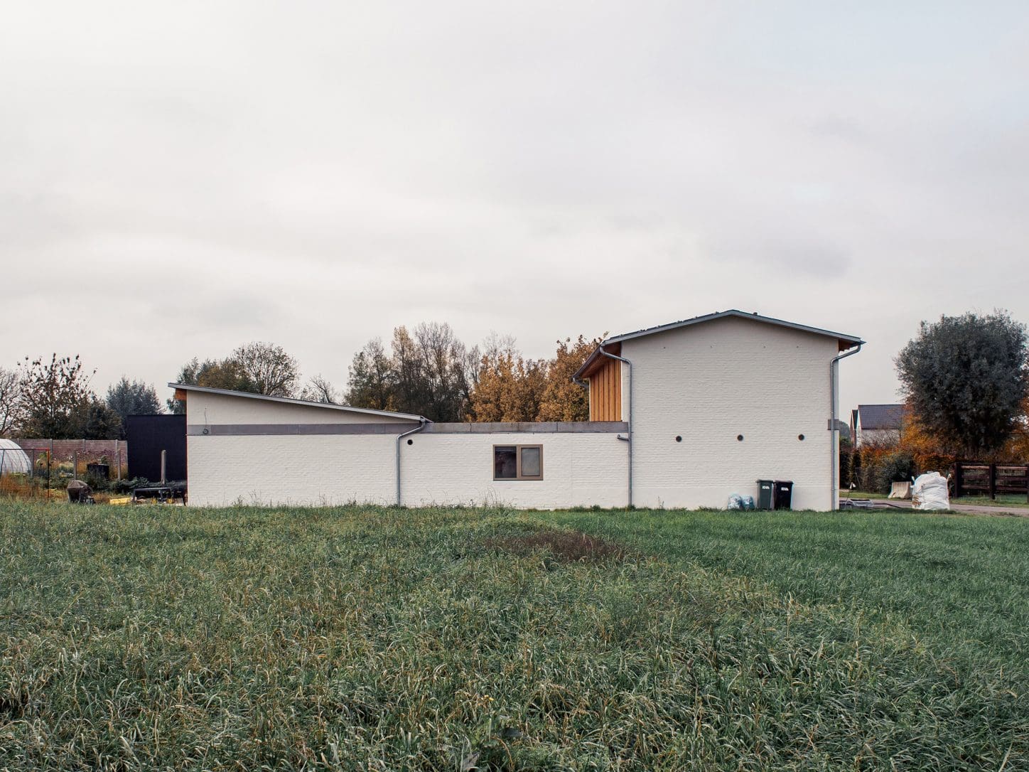 VIJVERHOEK Renovation and extension of a house in rural area, photo of profile of side facade