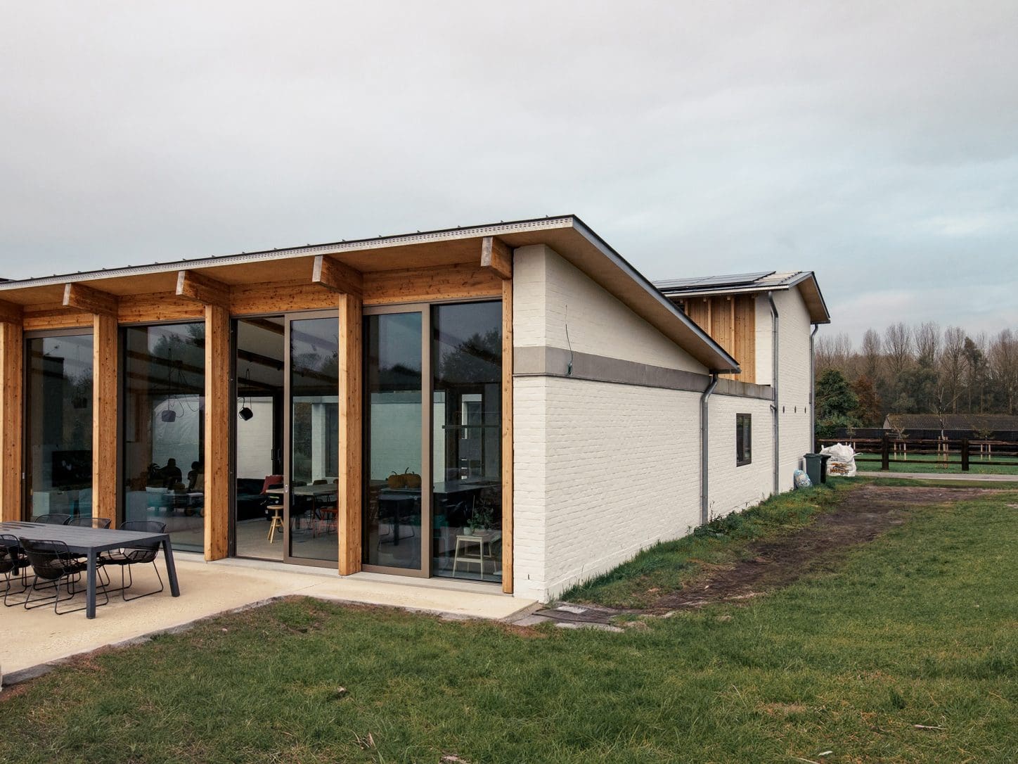 VIJVERHOEK Renovation and extension of a house in rural area, photo of side and back facade