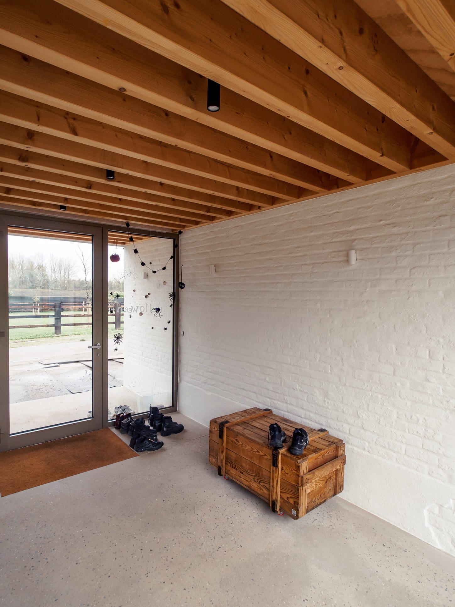 VIJVERHOEK Renovation and extension of a house in rural area, photo of entrance hall