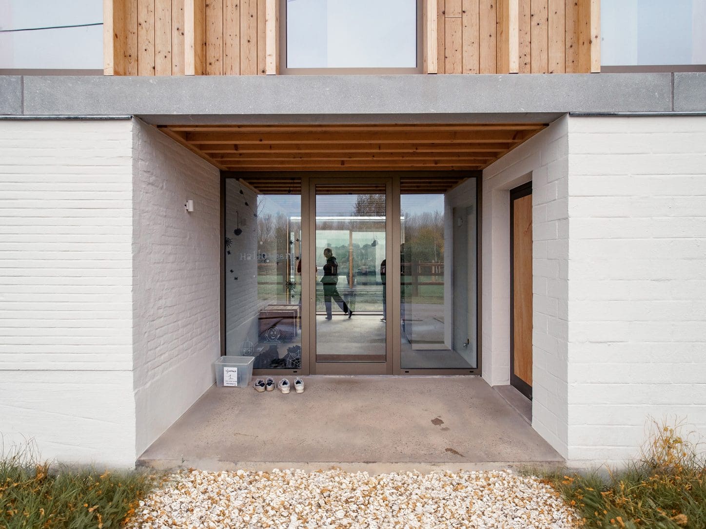 VIJVERHOEK Renovation and extension of a house in rural area, photo of central entrance